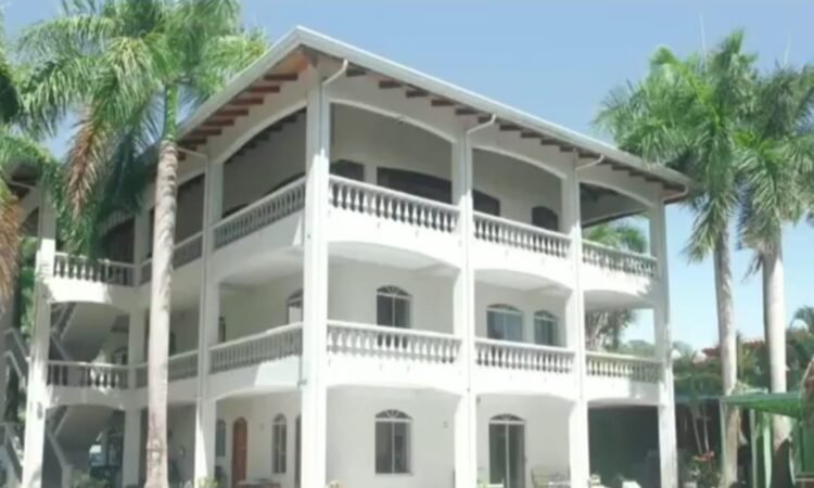 Beachfront House in Hermosa, Casa Mil Bienvenidas. CRE